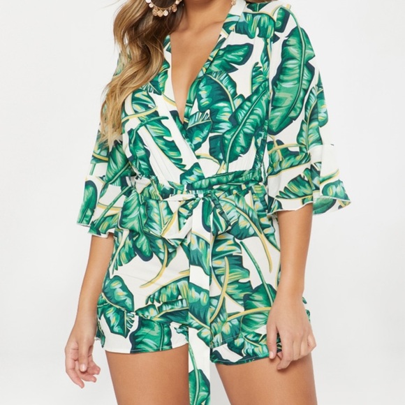 PrettyLittleThing Tropical Leaf Print romper - Picture 1 of 4
